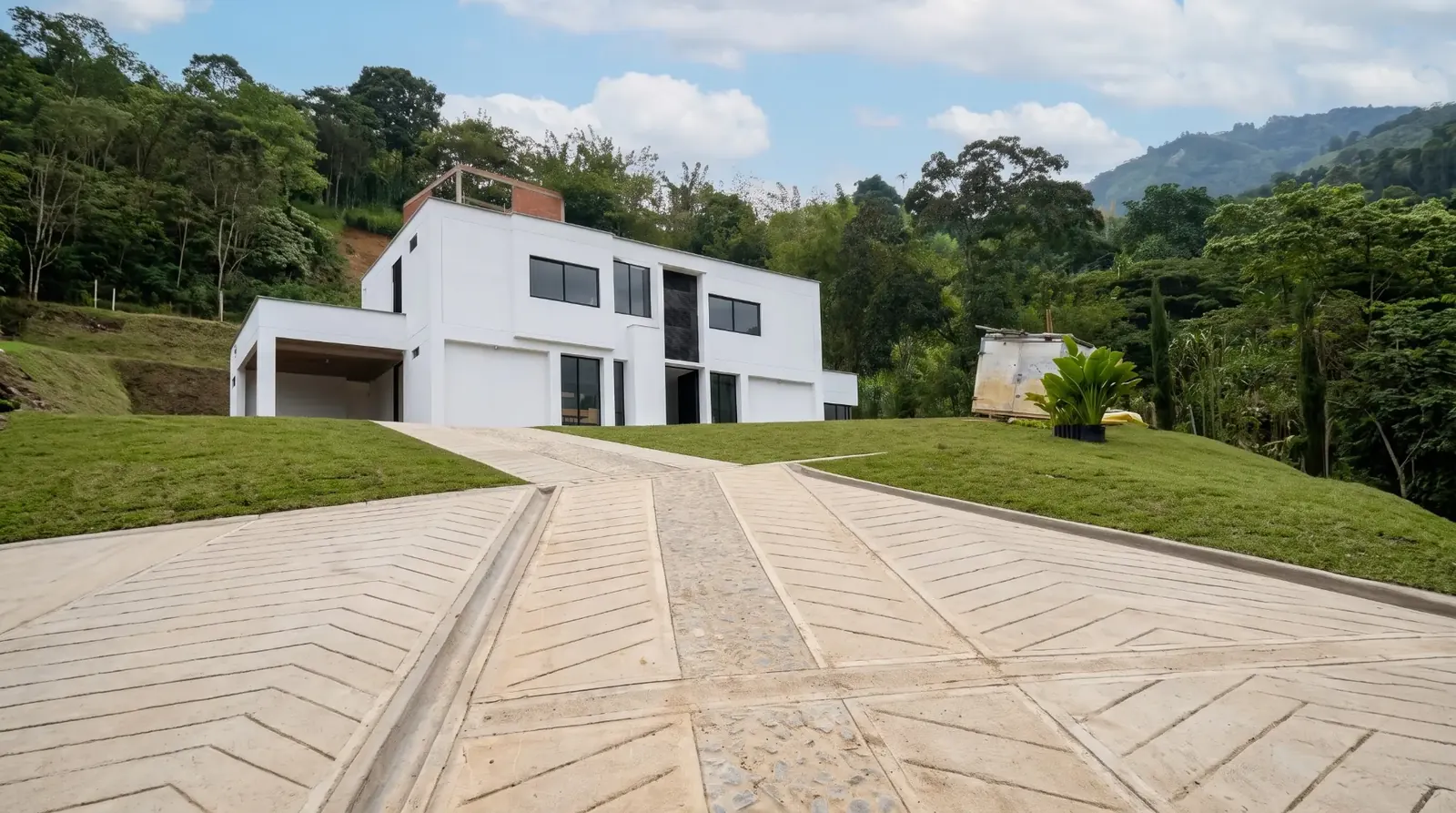 Ingeniera de SOAR Constructora explicando los planos a una familia en obra