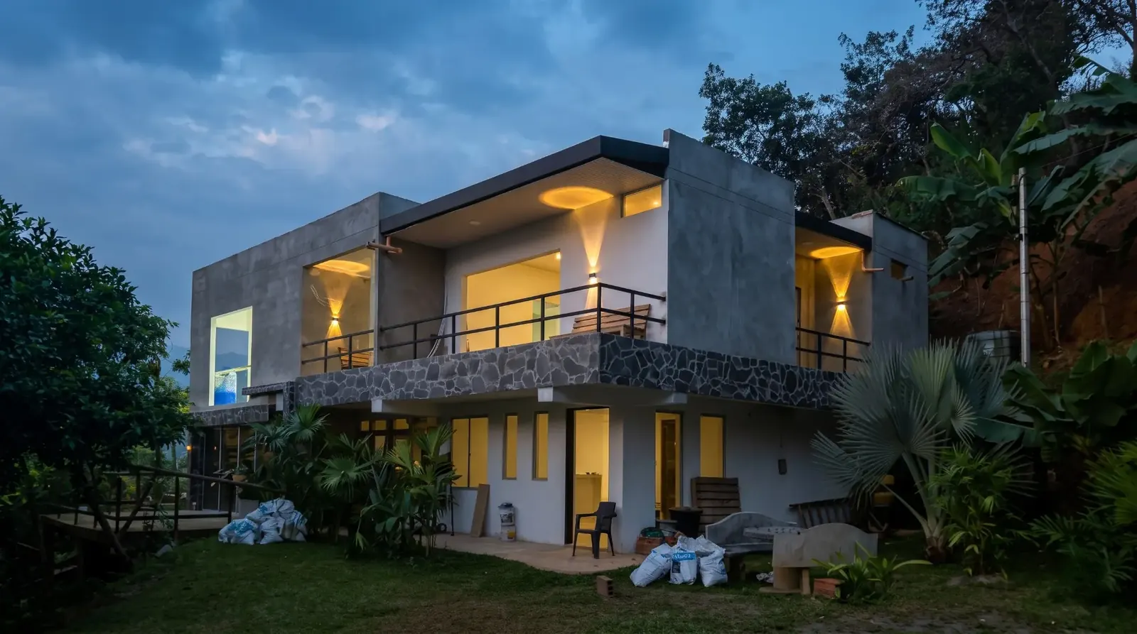 Casa en concreto a la vista sobre ladera